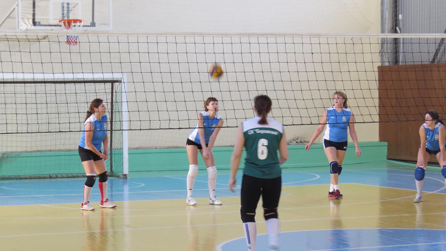 21 апреля в МБОУ СОШ № 81 состоялись соревнования по волейболу среди женских и смешанных команд образовательных организаций